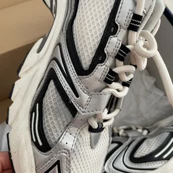 Tommy Hilfiger Spor Ayakkabıda Renk Atması Ve İnceleme Sonucundan Memnuniyetsizlik