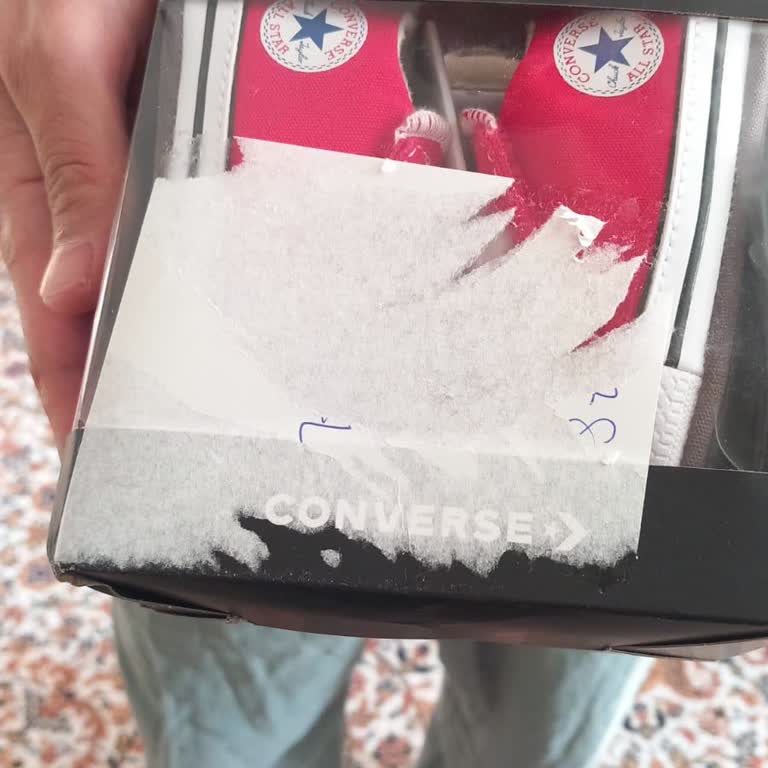 Hediye Kutusunda Yapışkan Etiket Yüzünden Kötü Sürpriz