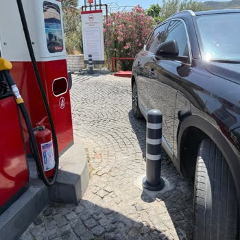 Petrol Ofisi Yakıt Pompası Yanındaki Demir Duba Aracıma Zarar Verdi, Şikayetim Sonuçsuz Kaldı