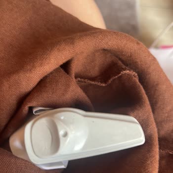 Alarmıyla Satılan Elbise Ve Mağaza Çalışanlarının Alaycı Tavrı