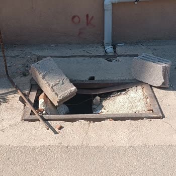 Kale Sokakta Çöpler Ve Açık Kanal Kapağı Çocuklar İçin Tehlike Saçıyor