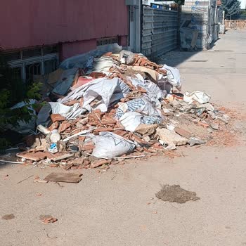 Kale Sokakta Çöpler Ve Açık Kanal Kapağı Çocuklar İçin Tehlike Saçıyor