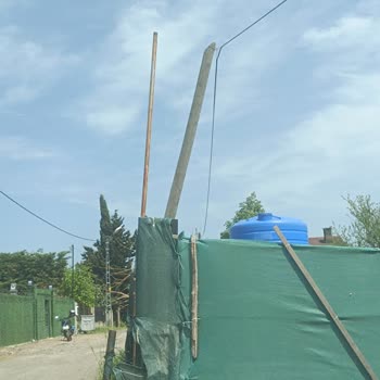 Büyükçekmece'de Tehlikeli Telefon Direği İçin Acil Müdahale Bekleniyor