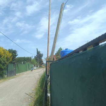 Büyükçekmece'de Tehlikeli Telefon Direği İçin Acil Müdahale Bekleniyor