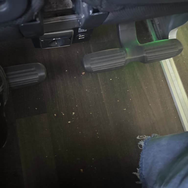 Tur Otobüsünde Kötü Koku Cam Çatlağı Ve Kaba Şoförle Benelux Paris Turu Eziyete Döndü