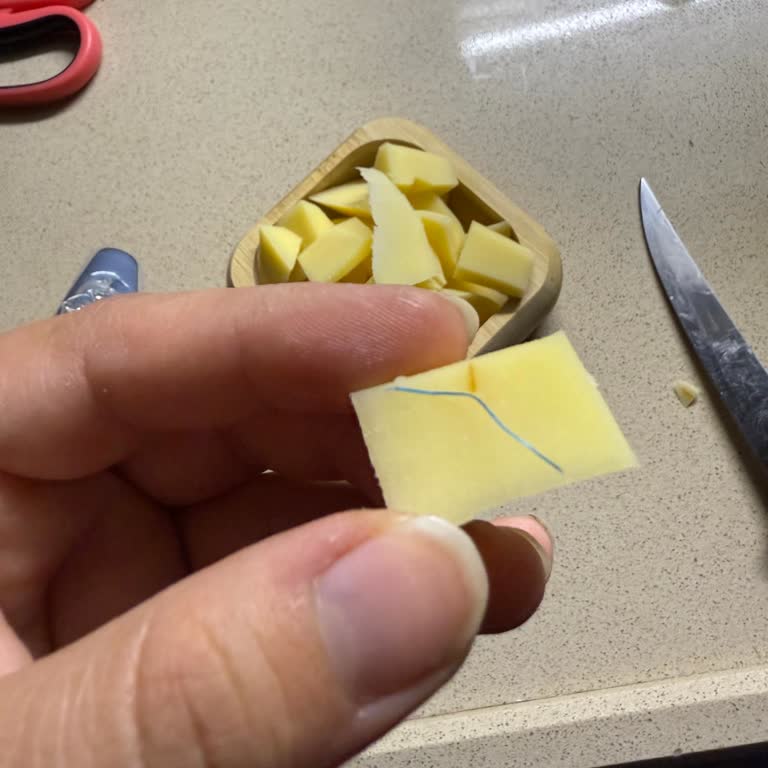 Peynirin İçinden Çıkan Sert Plastik Parça Şaşkınlık Yarattı