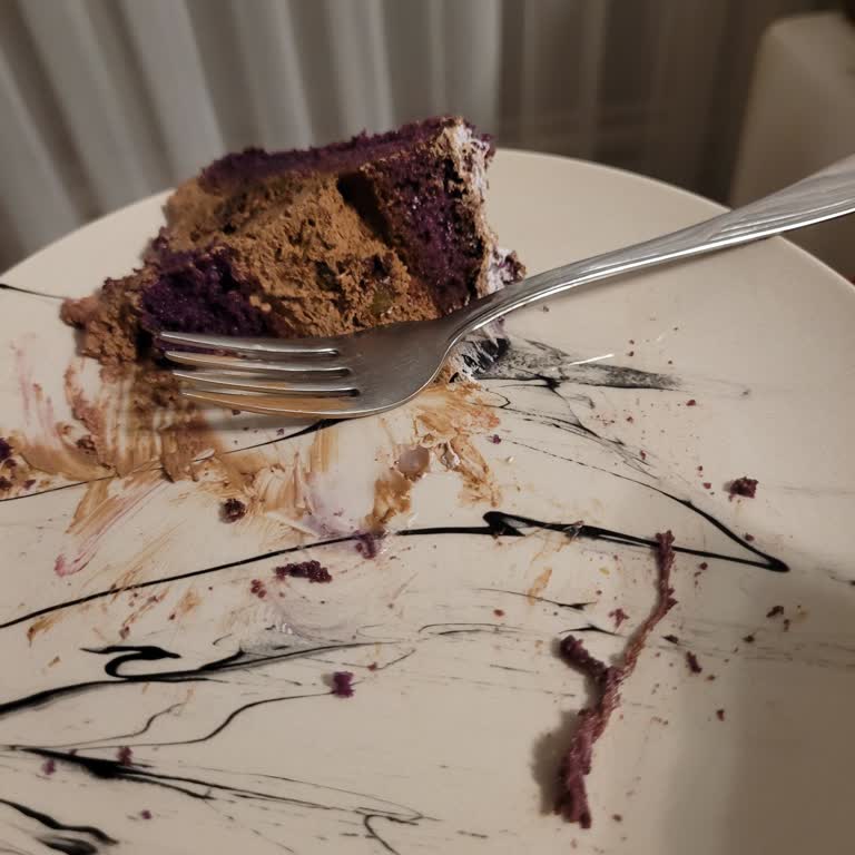 Şar Pastanesi Pastadan Çıkan İp Ve Bayat Ürünle Büyük Hayal Kırıklığı