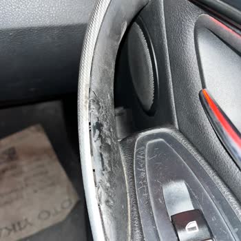 BMW 320 İç Kapı Kollarında Yapışkanlık Ve Deformasyon Sorunu Yaşanıyor