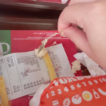 Burger King'de Ekmeklerin İçinden Çıkan Yabancı Maddeyle Şok Olduk