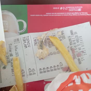Burger King'de Ekmeklerin İçinden Çıkan Yabancı Maddeyle Şok Olduk