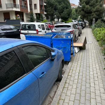 Üsküdar Rauf Paşa Sokakta Çöpler Birikiyor, Temizlik ve Altyapı Sorunu Çözülmüyor