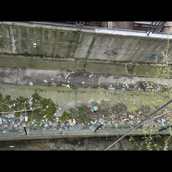 Üsküdar Rauf Paşa Sokakta Çöpler Birikiyor, Temizlik ve Altyapı Sorunu Çözülmüyor