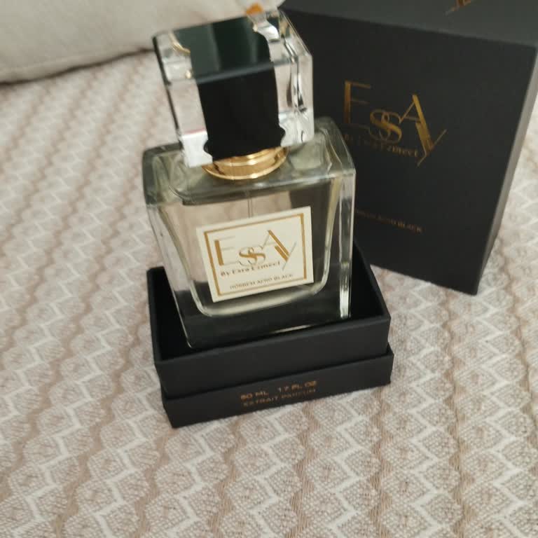 Essay (By Esra Ezmeci) Kokusunu Bilmeden 1700 TL'ye Parfüm Aldım, Hayal Kırıklığı Yaşadım