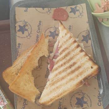 Küflü Tost Ve İlgisiz Mağaza Personeli Nedeniyle Yaşanan Olumsuz Deneyim