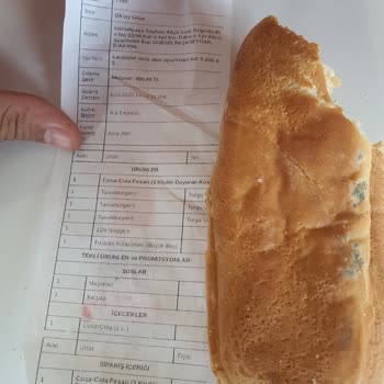 Popeyes'tan Aldığım Burgerde Küf Çıktı: Sağlığım Tehlikeye Girdi