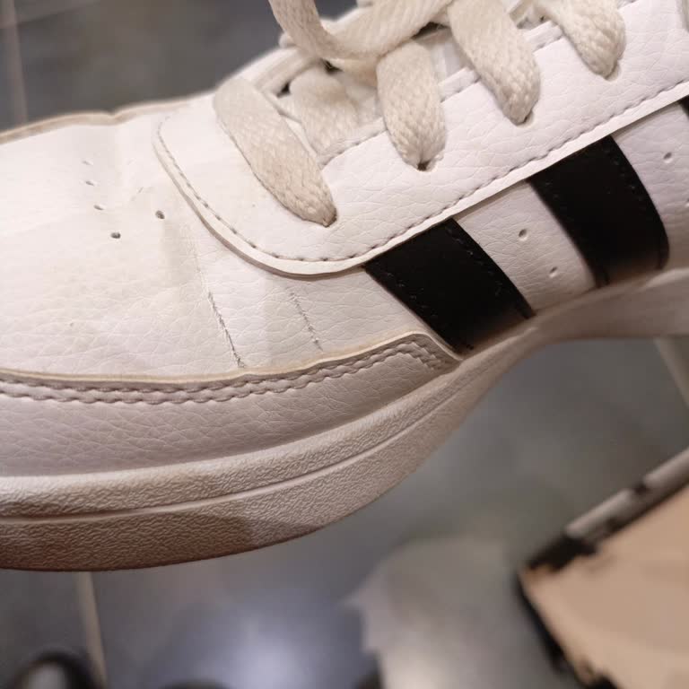 Aldığım Adidas Ayakkabı 1 Haftada Çatladı, İnceleme Sonucu Mağdur Etti