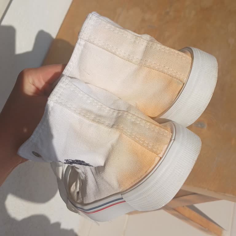 Beyaz Ayakkabının Topuk Kısmı Ciddi Rahatsızlık Verdi
