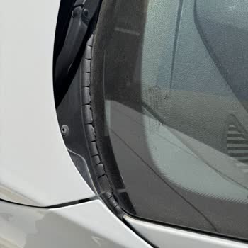 BMW 2.18i Ön Cam Fitilinde Kronik Çatlama Ve Dökülme Sorunu