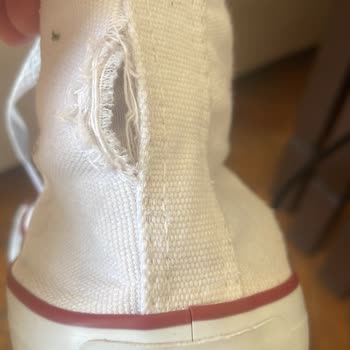 FLO Ayakkabı Kinetix Ayakkabı 1 Ay Bile Olmadan Arka Kısmından Yırtıldı!