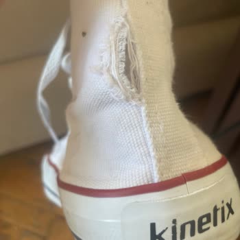 FLO Ayakkabı Kinetix Ayakkabı 1 Ay Bile Olmadan Arka Kısmından Yırtıldı!