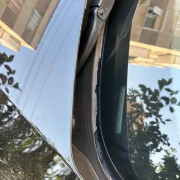 BMW Ön Cam Alt Izgara Lastiğinde Tekrar Eden Kopma Sorunu Can Sıkıyor