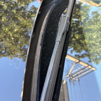 BMW Ön Cam Alt Izgara Lastiğinde Tekrar Eden Kopma Sorunu Can Sıkıyor