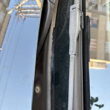 BMW Ön Cam Alt Izgara Lastiğinde Tekrar Eden Kopma Sorunu Can Sıkıyor