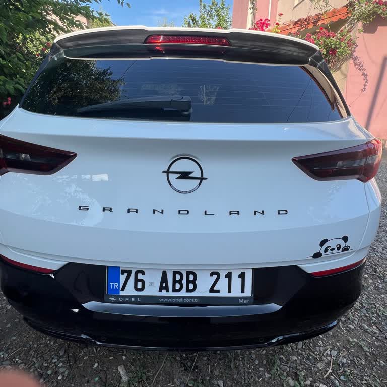 Sıfır Opel Grandland'de Bagaj Stop Lambası Çatlağına Garanti Reddi Ve Müşteri Hizmetlerinde Hayal Kırıklığı