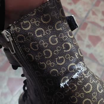 Guess Botlar İkinci Kullanımda Dikişlerinden Açıldı, Mağaza İlgisiz Kaldı