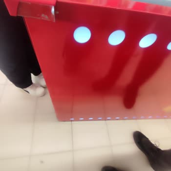 Market İçindeki Algida Dolabının Güvensizliği Nedeniyle Kıyafetimin Yırtılması Ve Yetkililerin İlgisizliği