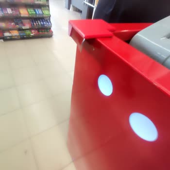 Market İçindeki Algida Dolabının Güvensizliği Nedeniyle Kıyafetimin Yırtılması Ve Yetkililerin İlgisizliği