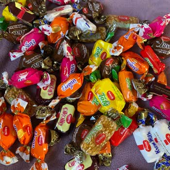 Aldığım Şekerlerin İçinde Yapış Yapış Ve Açık Şekerler Çıktı