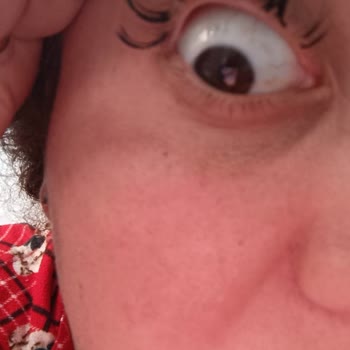 Med & Care Güzellik Salonu Bir Demet İpek Kirpiği 4 Kirpiğin Üzerine Yapıştırmışlardı