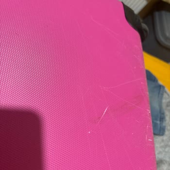 Valizimdeki Büyük Çatlak Ve Bozuk Tekerler İçin Çözüm Bekliyorum