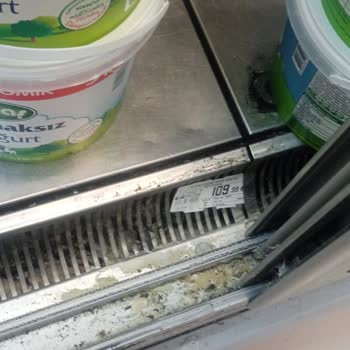 Bayraklı Manav Kuyu Mağazasında Hijyen Sorunu Ve Denetim Eksikliği