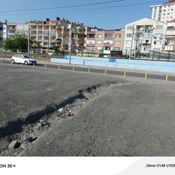 Küçükçekmece Sahilinde Tehlikeli Çukur Araçlara Zarar Veriyor