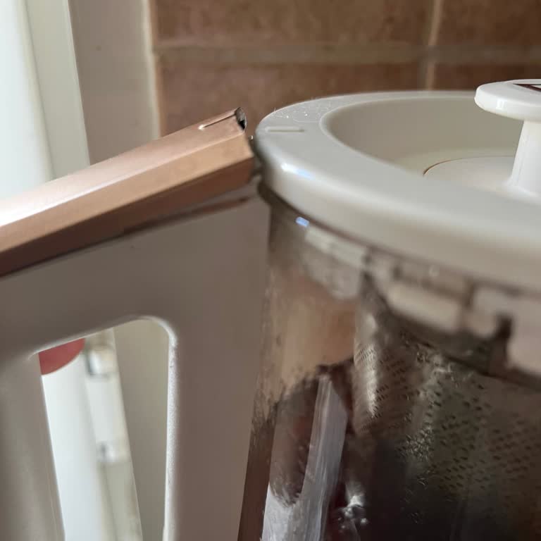 Çay Makinesi Demliğinde Çıkan Plastik Ve Sallanan Parça Mağduriyeti