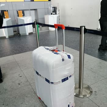 Kırılmaz Denilen Valiz İlk Seyahatte Paramparça Oldu, İlgisizlik Mağdur Etti