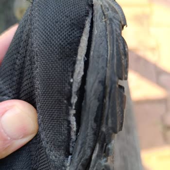 Pahalı Ayakkabı Kısa Sürede Yırtıldı, Değişim Reddedildi