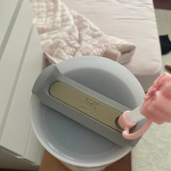 Stanley Termosumun Kapağı Farklı Renkte Geldi