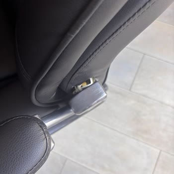 Aldığım Koltuk Arızalı, Adore Müşteri Hizmetleri Çözüm Sunmuyor