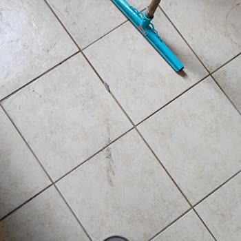 Balkonuma Sürekli Çöp Atılması Ve Güvenliğimin Tehlikeye Atılması