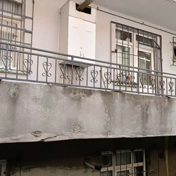 Balkonuma Sürekli Çöp Atılması Ve Güvenliğimin Tehlikeye Atılması