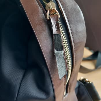 Aldığım Sırt Çantasında Deri Motiflerde Kopma Ve Soyulma Yaşadım