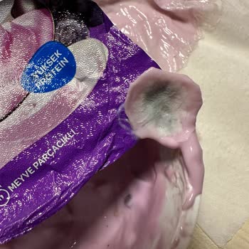Sek Quark Yoğurt İçinden Yabancı Madde Çıkması Ve Sağlık Endişesi