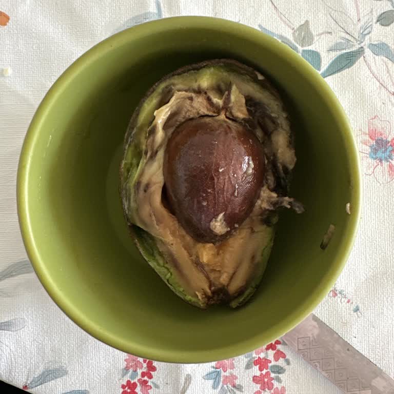 Migros'tan Satın Alınan Bozuk Avokado Nedeniyle Endişe Ve Denetim Talebi