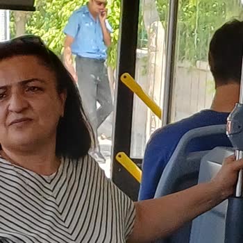 Otobüs Şoförünün Yolculuk Sırasında Sigara İçmesi Ve Telefonla Konuşması