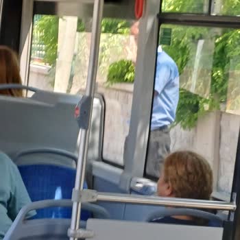 Otobüs Şoförünün Yolculuk Sırasında Sigara İçmesi Ve Telefonla Konuşması