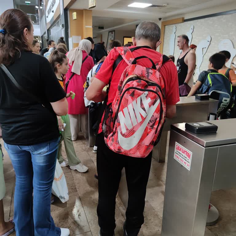 Arızalı Turnikeler Yüzünden Atakum Yüzme Havuzunda Kaos