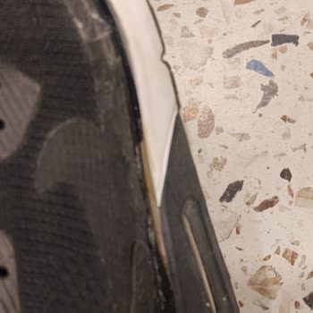 Hediye Gelen Nike Air Max İlk Giyişte Tabanından Ayrıldı